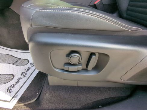 Used 2024 Land Rover Discovery S image 12