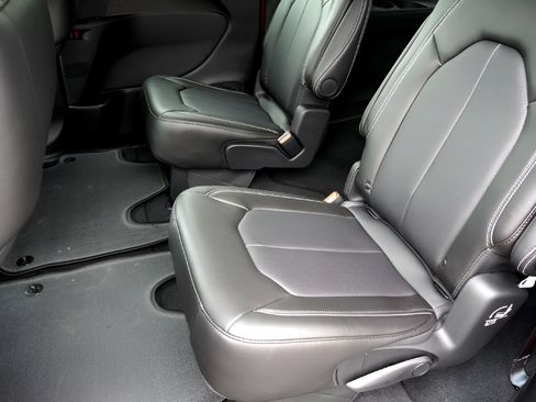 New 2026 Chrysler Pacifica Select FWD image 26