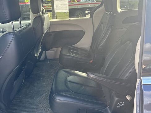 Used 2020 Chrysler Pacifica Touring-L image 11