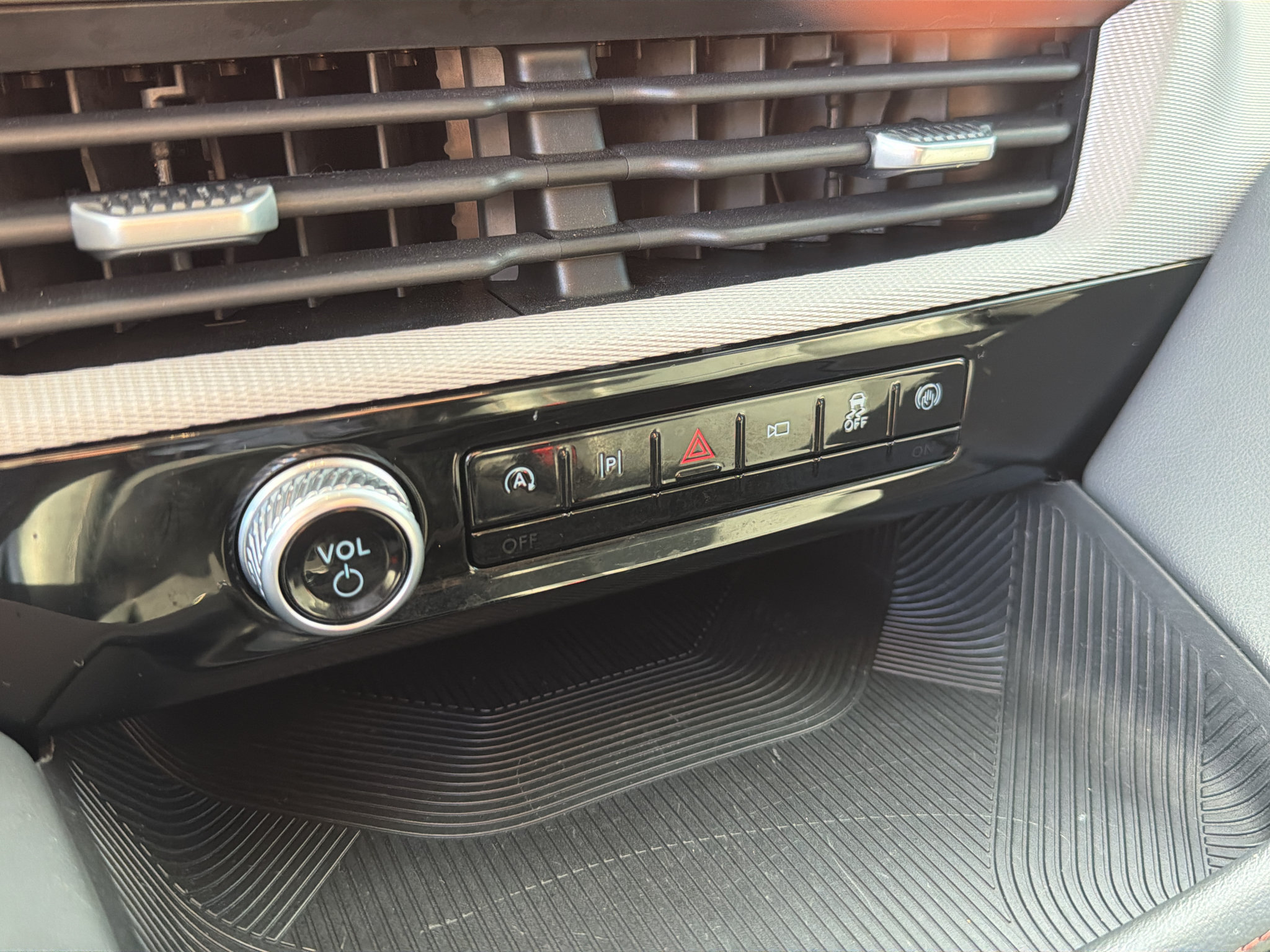 Used 2025 Ford Explorer Active w/ Active Comfort Package AWD/4WD image 19