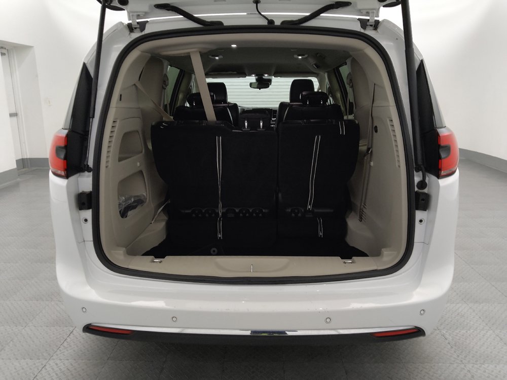 Used 2024 Chrysler Pacifica Touring-L FWD image 29