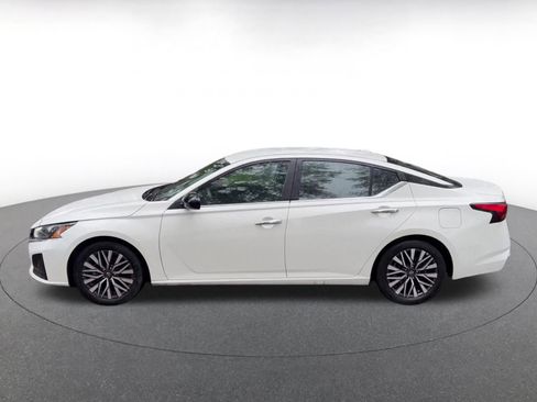 Used 2025 Nissan Altima 2.5 SV FWD image 9