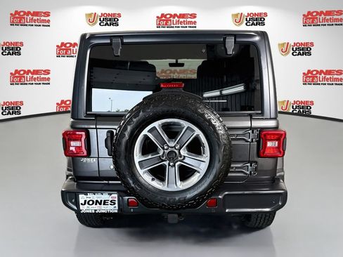 Used 2018 Jeep Wrangler Unlimited Sahara AWD/4WD image 14
