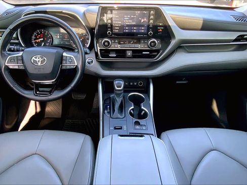 Used 2020 Toyota Highlander XLE image 16