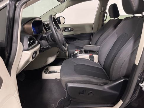 Used 2019 Chrysler Pacifica Touring Plus image 12