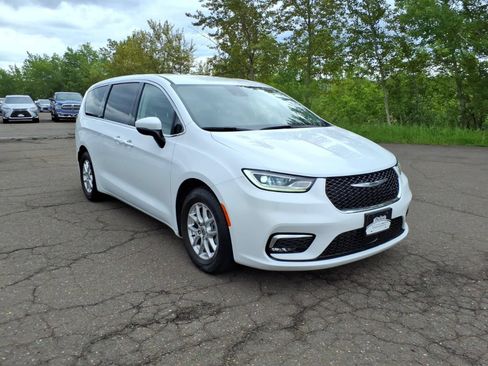 Used 2023 Chrysler Pacifica Touring-L FWD image 7