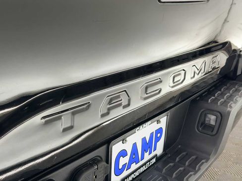 Used 2016 Toyota Tacoma TRD Sport image 11