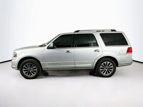 Used 2016 Lincoln Navigator Select RWD image 3