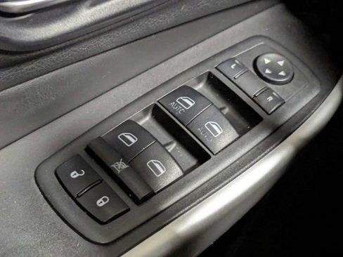 Used 2018 Jeep Cherokee Latitude Plus w/ Comfort/Convenience Group FWD image 25
