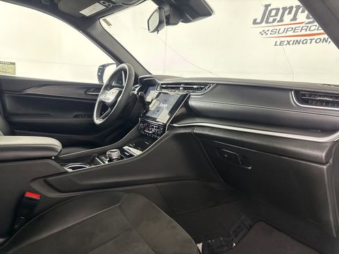 Used 2023 Jeep Grand Cherokee Laredo AWD/4WD image 29