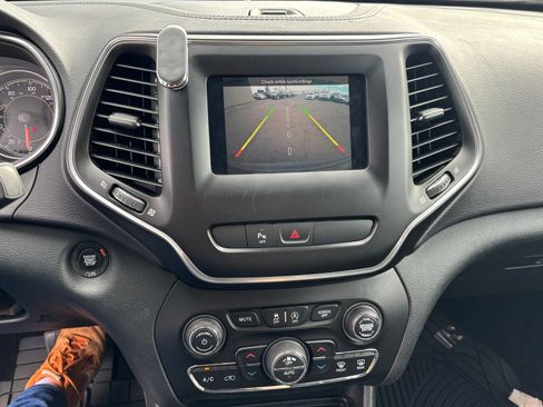 Used 2019 Jeep Cherokee Latitude Plus w/ Comfort/Convenience Group AWD/4WD image 12