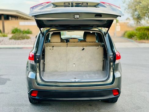 Used 2018 Toyota Highlander LE w/ Carpet Mat Package (TMS) FWD image 16