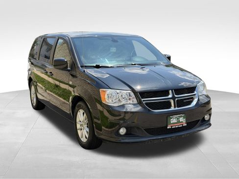 Used 2019 Dodge Grand Caravan SE FWD image 3