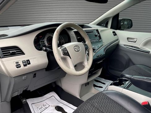 Used 2012 Toyota Sienna SE FWD image 16