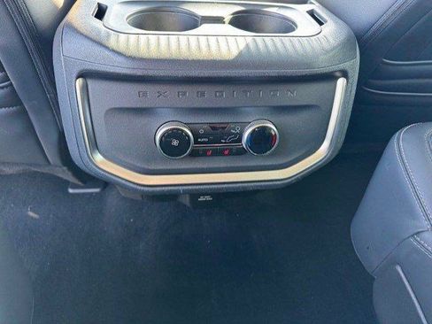 Used 2025 Ford Expedition Platinum w/ Driver's Package AWD/4WD image 30