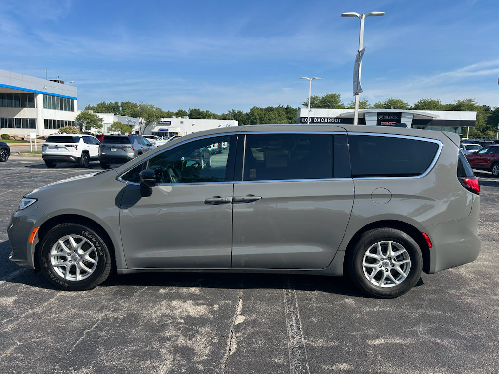 Used 2025 Chrysler Pacifica Select FWD image 8
