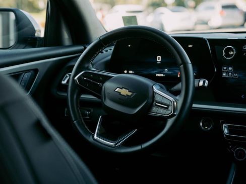 Used 2025 Chevrolet Traverse LT image 16