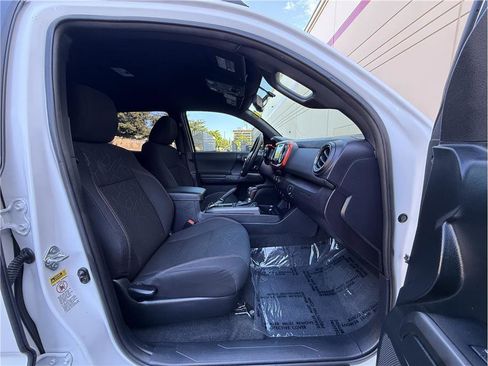 Used 2017 Toyota Tacoma TRD Off-Road w/ Tow Package (A/T) image 13