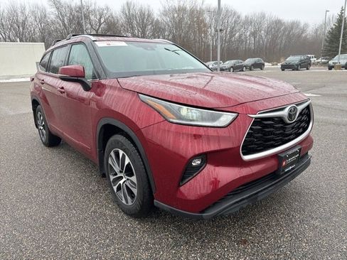 Certified 2021 Toyota Highlander XLE image 3