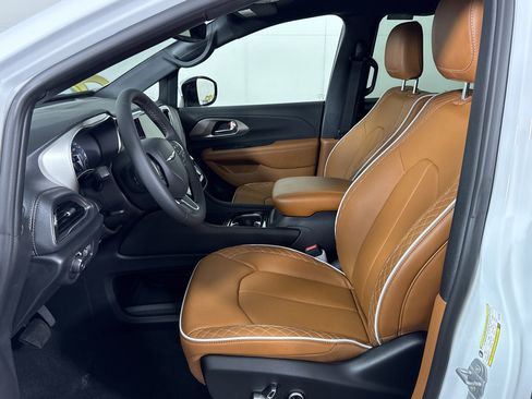 New 2026 Chrysler Pacifica Pinnacle image 12