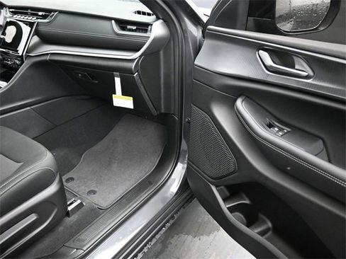 New 2025 Jeep Grand Cherokee L Laredo image 26