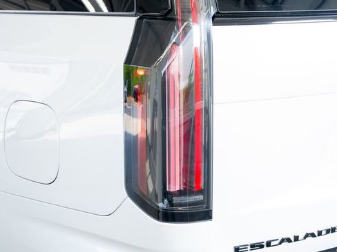 Used 2025 Cadillac Escalade ESV Sport w/ LPO, ONYX Package AWD/4WD image 21