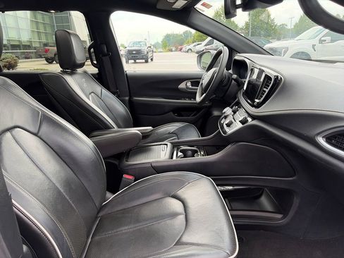 Used 2022 Chrysler Pacifica Limited w/ Uconnect Theater Family Group FWD image 12