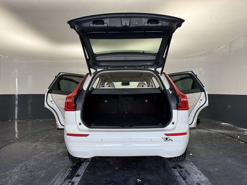 Used 2022 Volvo XC60 B5 Momentum image 6