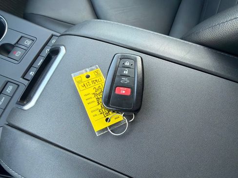Used 2021 Toyota Highlander XLE AWD/4WD image 23