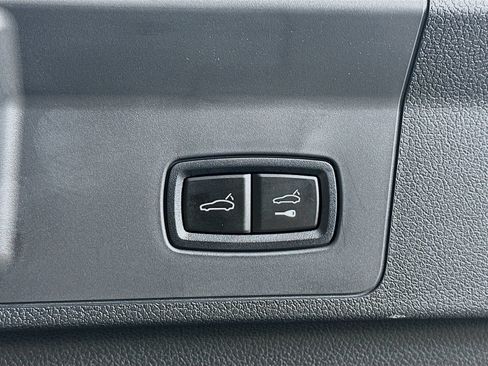 Used 2025 Porsche Panamera RWD image 38