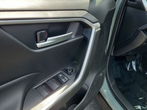 Used 2020 Toyota RAV4 XLE w/ Convenience Package AWD/4WD image 18
