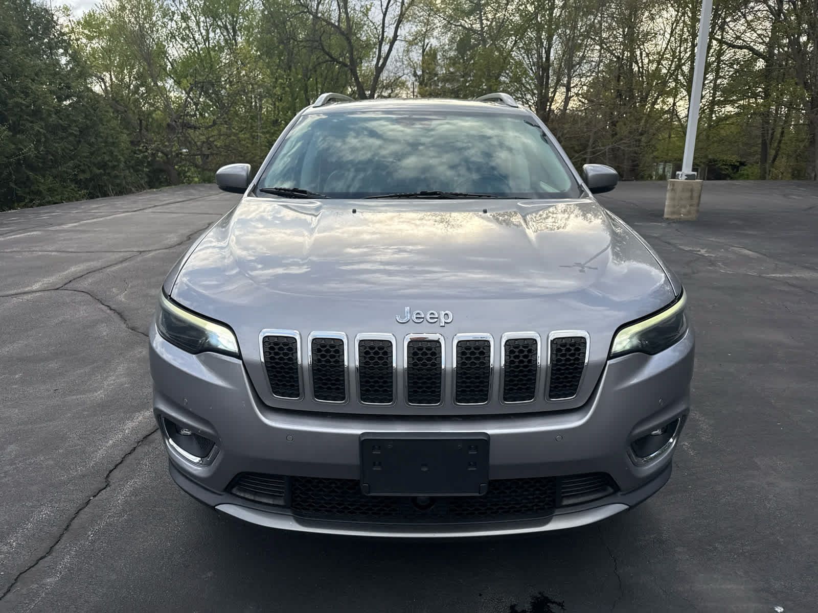 Used 2019 Jeep Cherokee Limited w/ Luxury Group AWD/4WD image 8