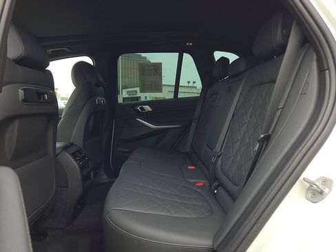 Used 2025 BMW X5 xDrive40i w/ M Sport Package AWD/4WD image 9