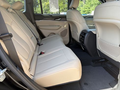 Used 2024 Jeep Grand Cherokee Limited w/ Luxury Tech Group II RWD image 18