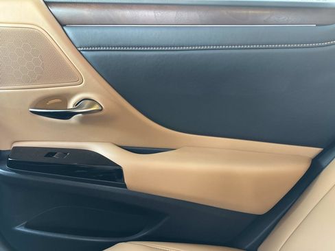 Used 2025 Lexus ES 300h w/ Premium Package image 15