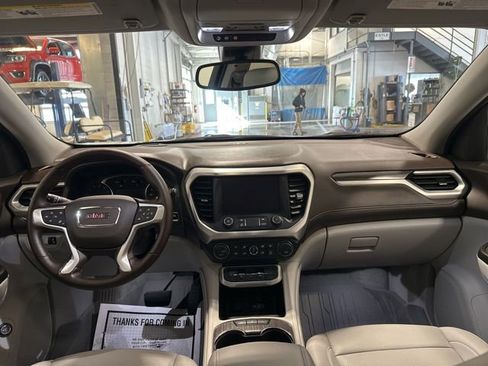 Used 2023 GMC Acadia SLT w/ Preferred Package FWD image 17