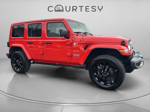 Used 2024 Jeep Wrangler Sahara image 11