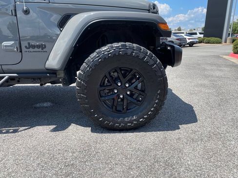 Used 2023 Jeep Gladiator Sport AWD/4WD image 32