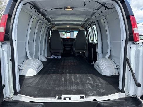 Used 2014 Chevrolet Express 2500 RWD image 12