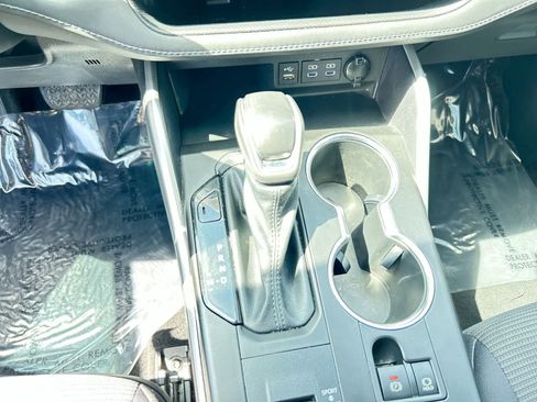 Used 2022 Toyota Highlander LE FWD image 18