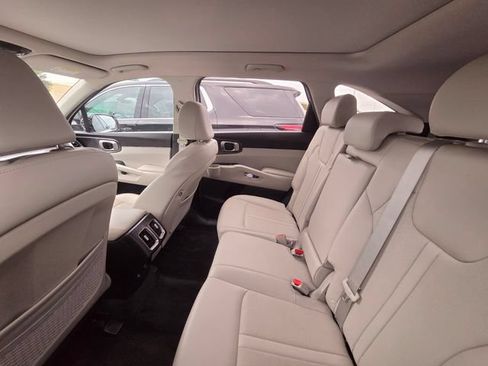 Used 2023 Kia Sorento S w/ Panoramic Sunroof Package FWD image 9