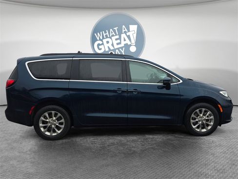 Used 2022 Chrysler Pacifica Touring-L w/ Uconnect Theater Family Group image 2