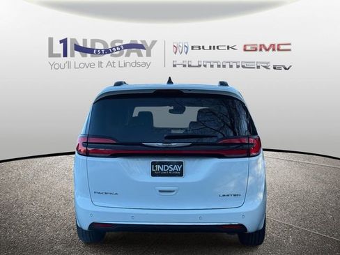 Used 2023 Chrysler Pacifica Limited image 3