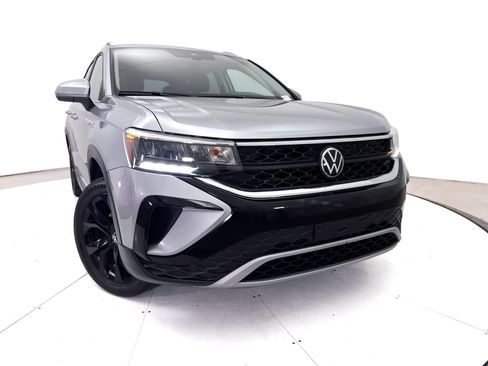 Used 2023 Volkswagen Taos SE w/ Panoramic Sunroof Package AWD/4WD image 6