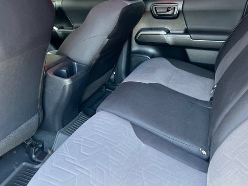 Used 2022 Toyota Tacoma TRD Off-Road w/ Technology Package AWD/4WD image 9