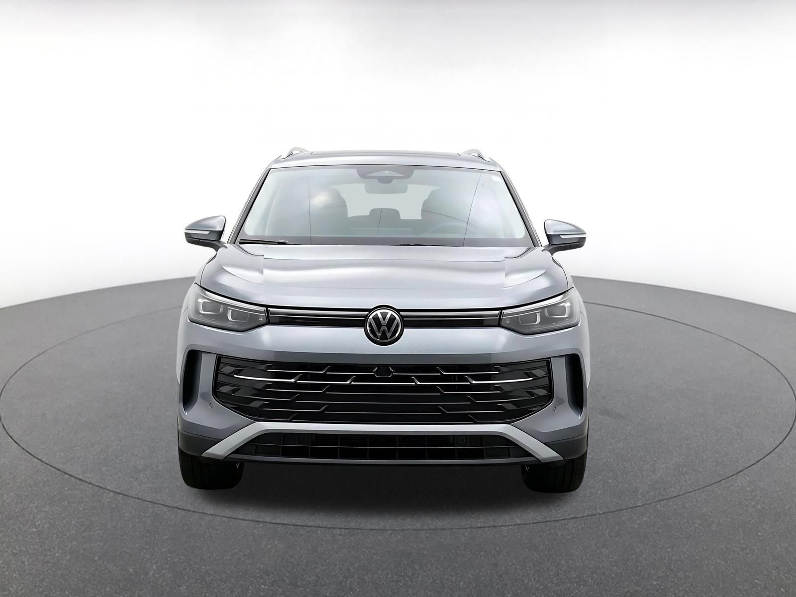Used 2026 Volkswagen Tiguan SE FWD image 2