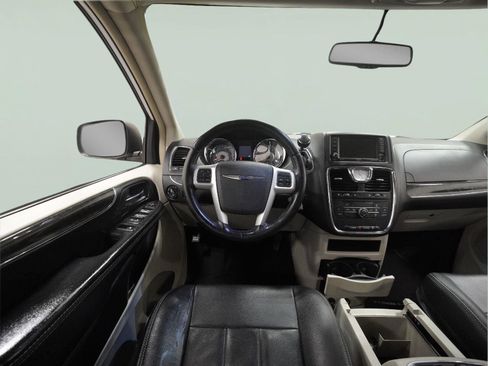 Used 2016 Chrysler Town & Country Touring FWD image 17