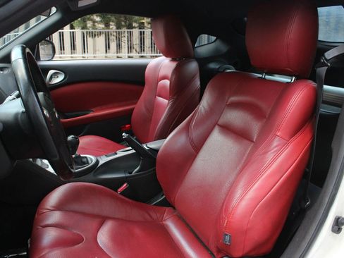 Used 2011 Nissan 370Z Coupe RWD image 16