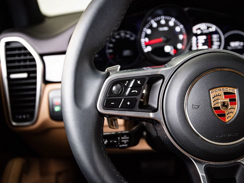 Certified 2023 Porsche Cayenne Platinum Edition image 17