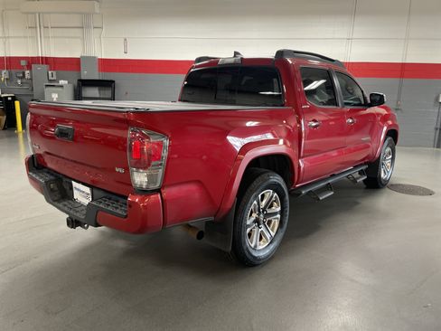 Used 2017 Toyota Tacoma Limited AWD/4WD image 10